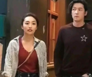 近日，胡歌婚姻状态成焦点，六大细节备受关注：
官宣即当爹，被疑“先上车后补票”。