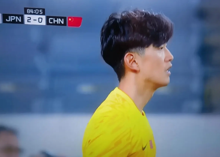 国足对阵日本的比赛，没想到的场面出现了！
国足0：2落后日本男足，比赛已经到85