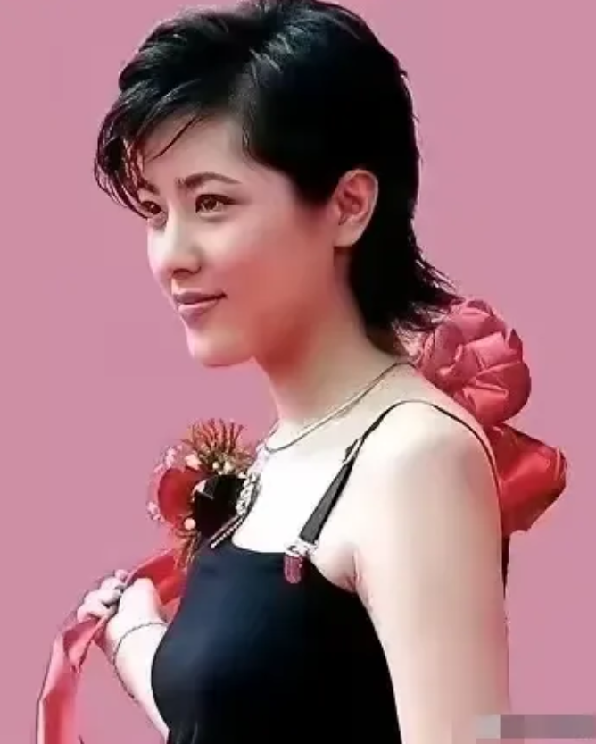 曾黎有多美！看一眼迷的你神魂颠倒，这个发型特别适合曾黎，特别有爆发力，皮肤白皙，