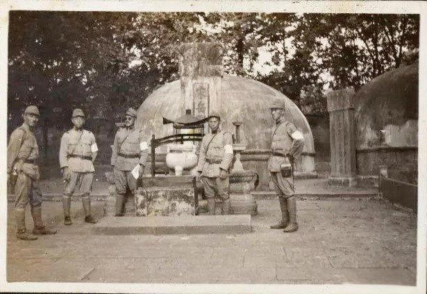 【日军在岳飞墓前摆拍】 1937年12月，日军占领杭州后，几个日军站在岳飞墓前摆