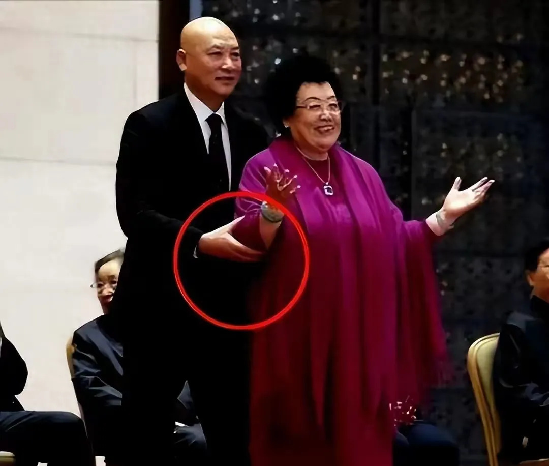 迟重瑞陈丽华的婚姻











天哪！迟重瑞竟然喊老婆“董事长”？他们