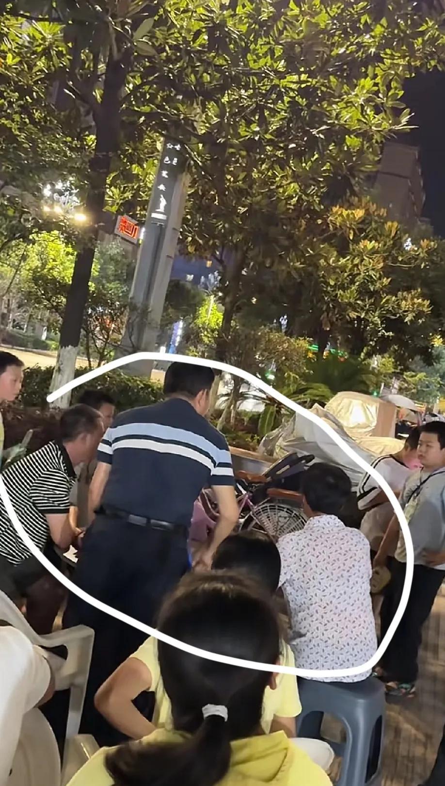 几块钱都给不起吗
几个人吃烧烤要买冰棍，小孩哥就剩俩了，结果他吃完了非要三根才付