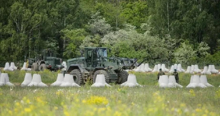波兰开始行动起来，国防部拨款在从白俄罗斯到加里宁格勒的道路两侧设置各种工事。
其