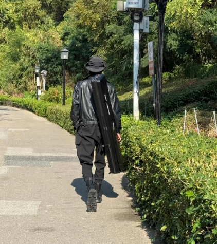 网友误把酷似忍者的人认成李现，粉丝忙解释他不常穿皮衣、束脚裤和靴子。网友调侃：李