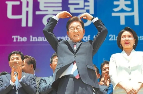 韩联社报道，韩国执政阵营18日消息，总统李在明倾向婉拒北京邀请，缺席9月3日在天