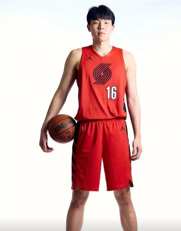 我不是黑杨瀚森，现阶段他的水平符合第3中锋水平。
我不是说小杨就纯菜，但你现在让