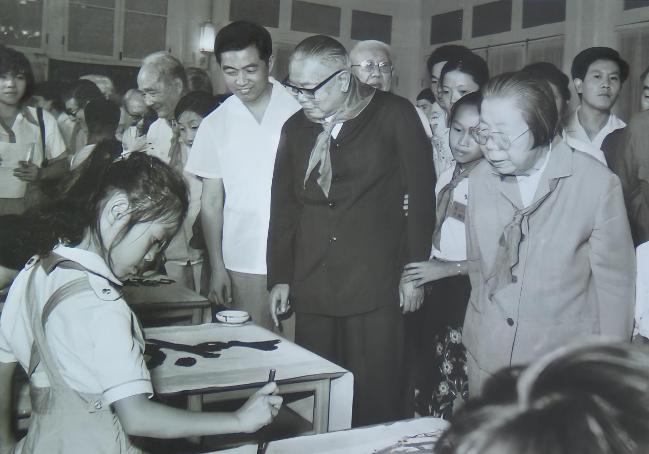 这是1984年，李先念和邓颖超一起观看少先队员们绘画和书法表演的照片。两位开国元