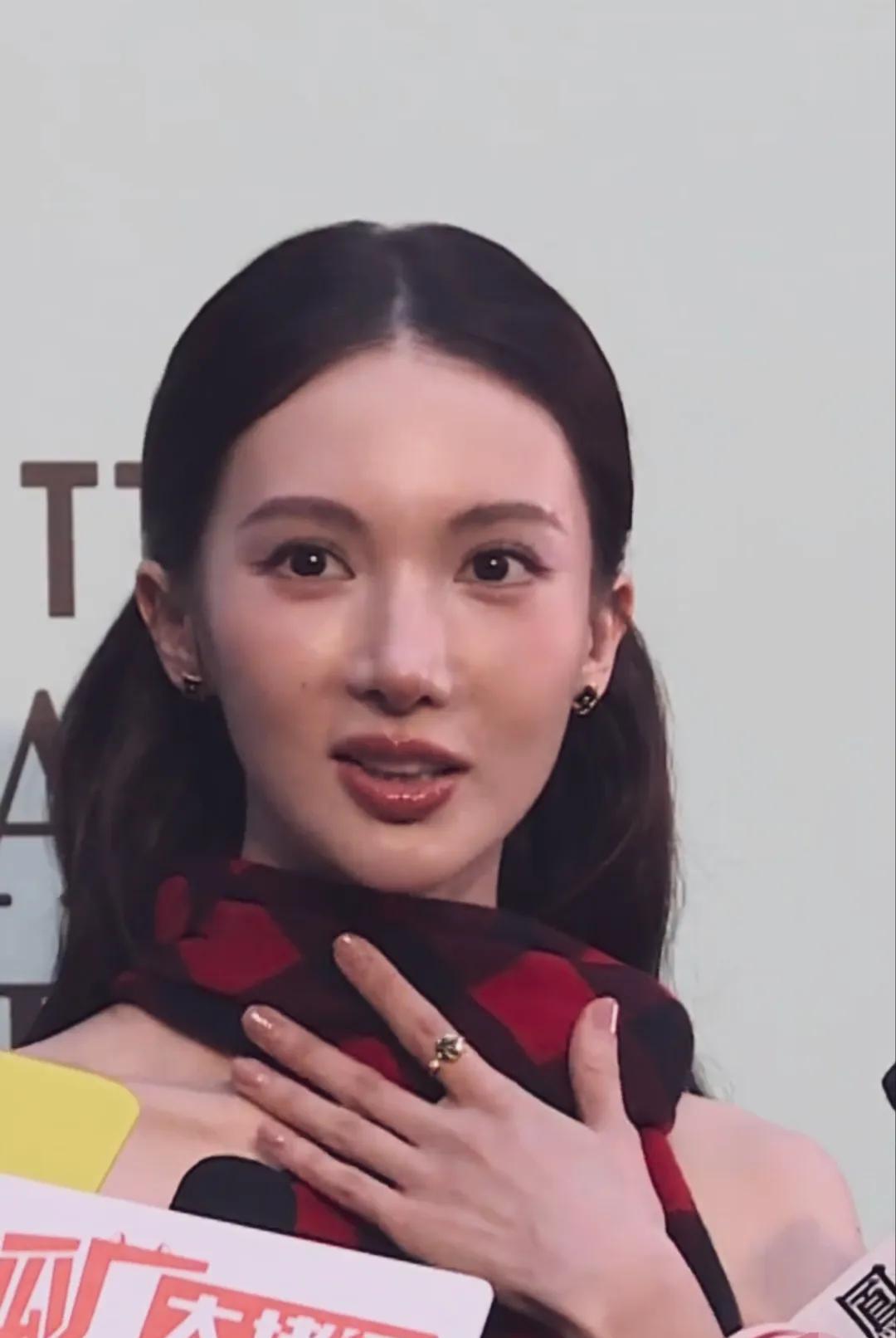 金晨怼脸照，皮肤真好！水灵灵的，眼睛明亮有神，就是这个鼻子的夹捏感很重，怪怪的！