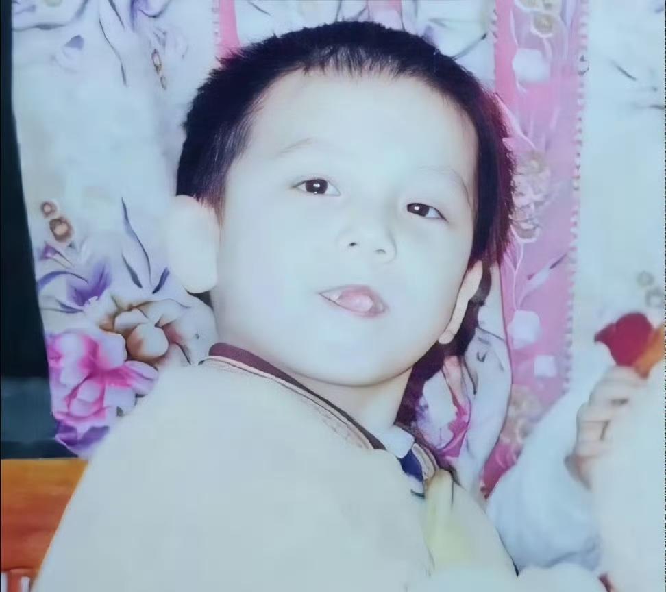 伸舌头的东东，要多可爱有多可爱！
幼东是个调皮的小男孩儿，伸着小舌头做鬼脸的样子