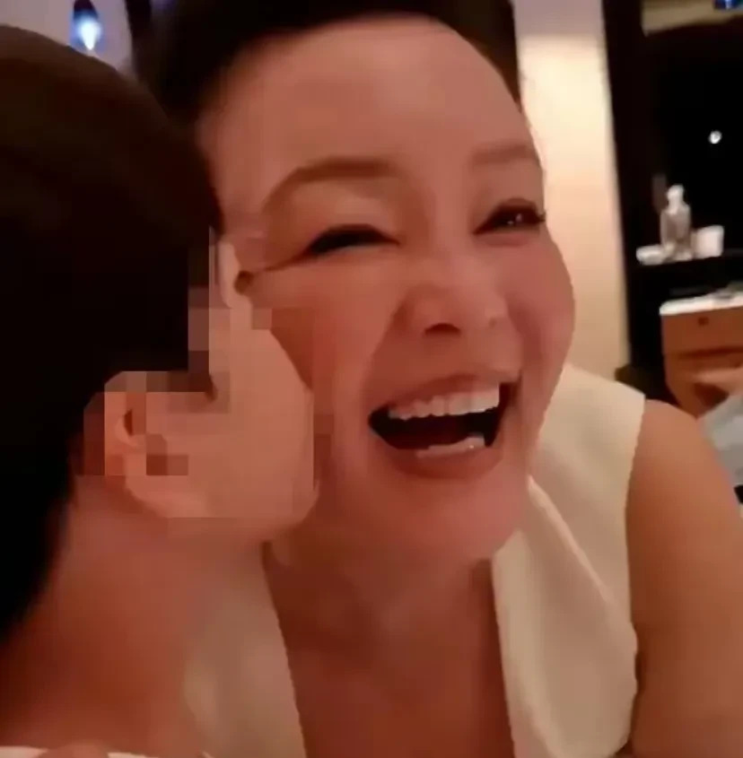 张兰见孙子孙女啦











我的天哪！张兰终于见到孙子孙女了！这真是