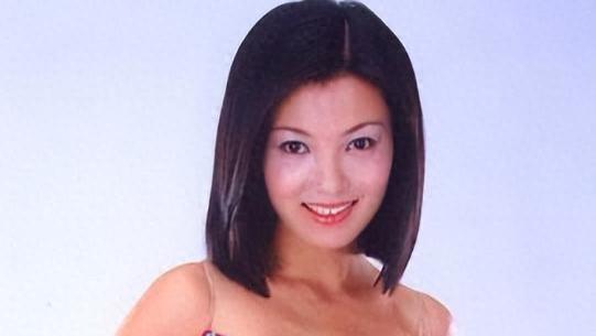 她18岁为人母，25岁四登春晚，跟逃犯睡了4年却不知对方身份?