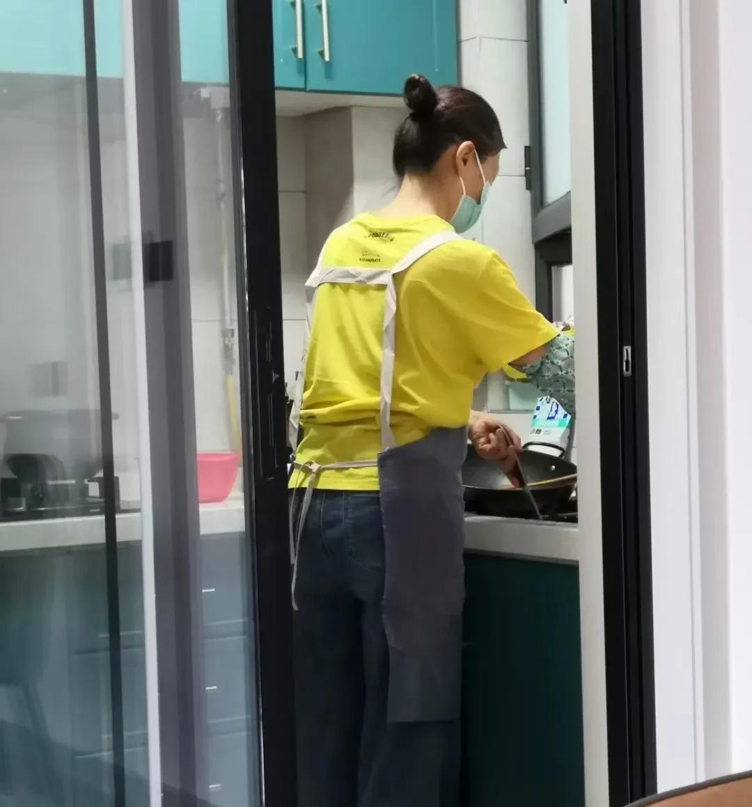 我家新来的保姆
73年属牛的河南郑州人
我给准备给她约法八章：
第一条，做饭必须