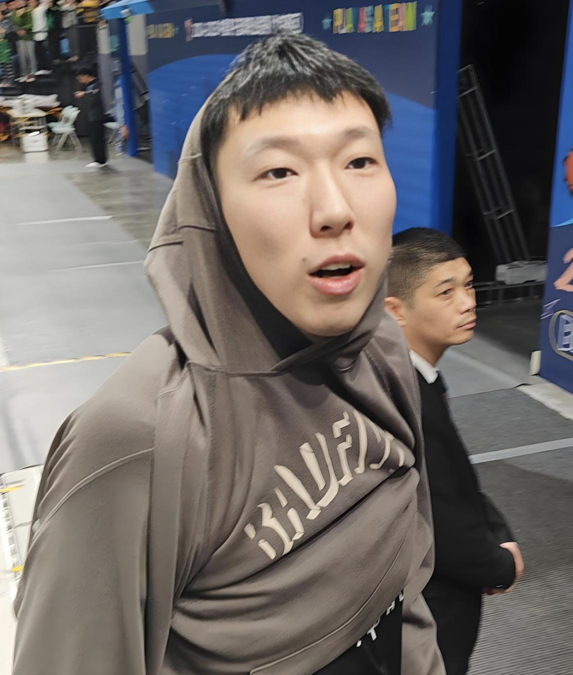 周琦又成了焦点。
周琦成为四川男篮的一员参加全运会，本就是令人惊愕的事情，但他能