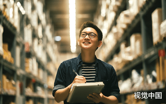 亲爸纵容大伯用我的名义开公司，导致我交不了社保，我气疯了直接行使法人权利，他却彻底慌了......