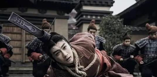 公元前 238 年，秦始皇车裂了母亲赵姬的男宠嫪毐，摔死了她和嫪毐生的两个儿子。