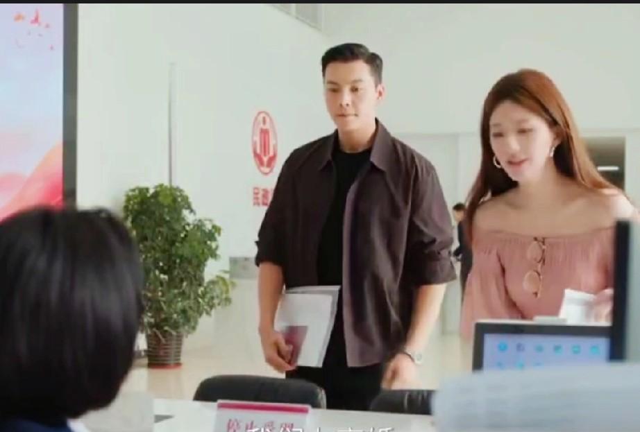 《许我耀眼》许妍拉着沈皓明到民政局离婚时，已经下午5点35了
这个时间已经下班了