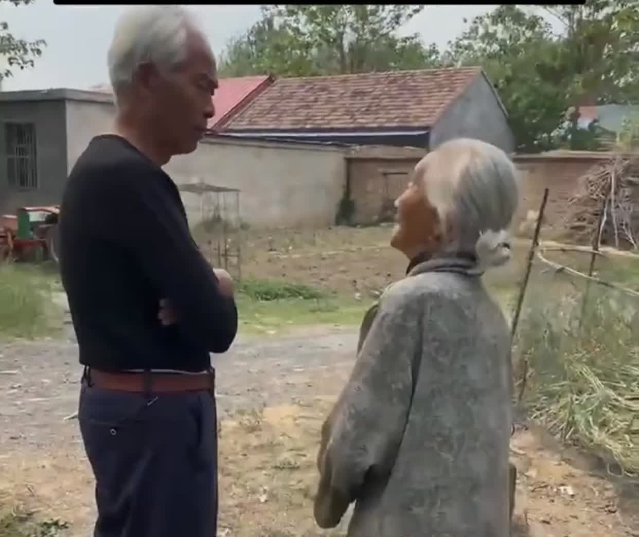 大家看这位104岁的老奶奶。．手里拿着小棍子追着去打75岁的儿子． 老奶奶有时犯