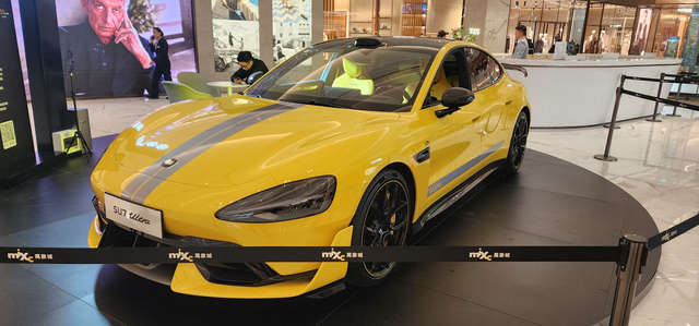 兰州万象城有ulltra的展车
过来吃饭，看到这儿有一台小米ulltra的展车，