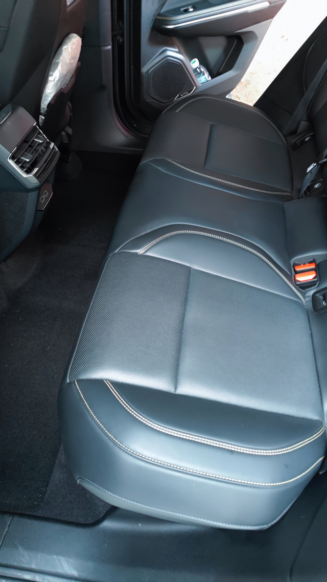 23款01后排的异味根源终于找到了
买领克就是看中内饰使用环保材料，但车子快两年