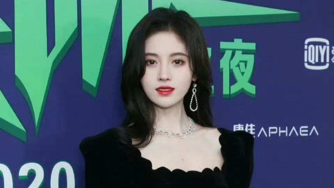 鞠婧祎Versace生图鲨疯！皮肤自带磨皮，CEO合影稳站C位