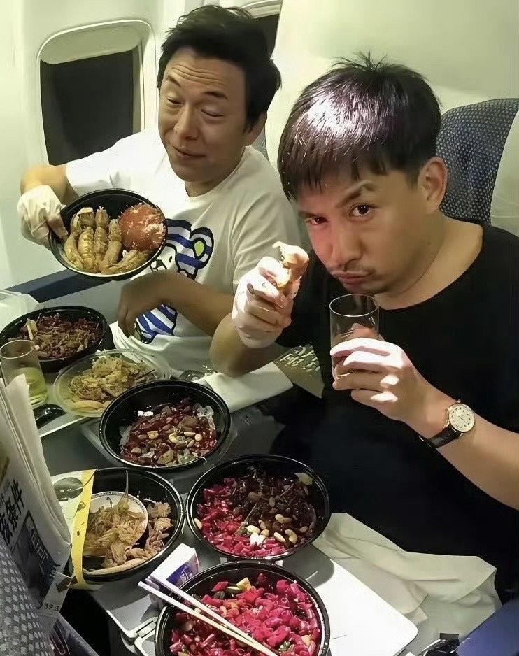 刷到一张黄磊和黄渤在飞机上用餐的照片，直接给我看懵了！这用餐配置，到底是啥舱位啊