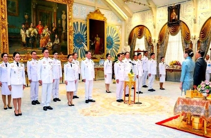 一波三折！

经常跟在佩通坦旁边的泰国前国防部长蓬探，被泰国国王玛哈·哇集拉隆功
