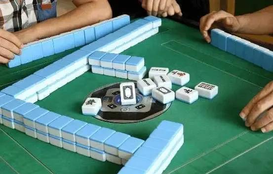 打麻将到底有多么的害人
我们街上有两口子，不到40岁，结婚以后生了孩子就交给父母