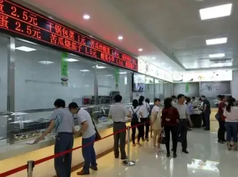 为什么单位领导不愿意在食堂吃饭？我有个朋友在某县大局当局长，虽然局里每个人都发了