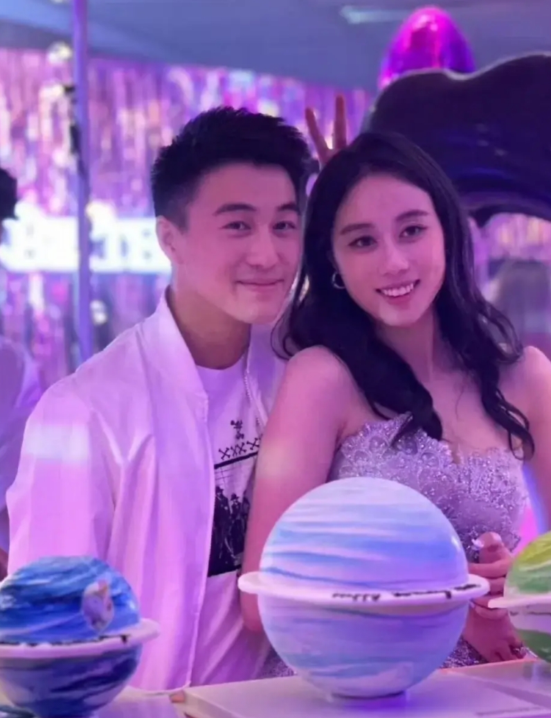 何猷君和亲妹妹恋爱这瓜，真的有点离谱！哥对妹妹好不是应该的么？我是没看出来，就觉