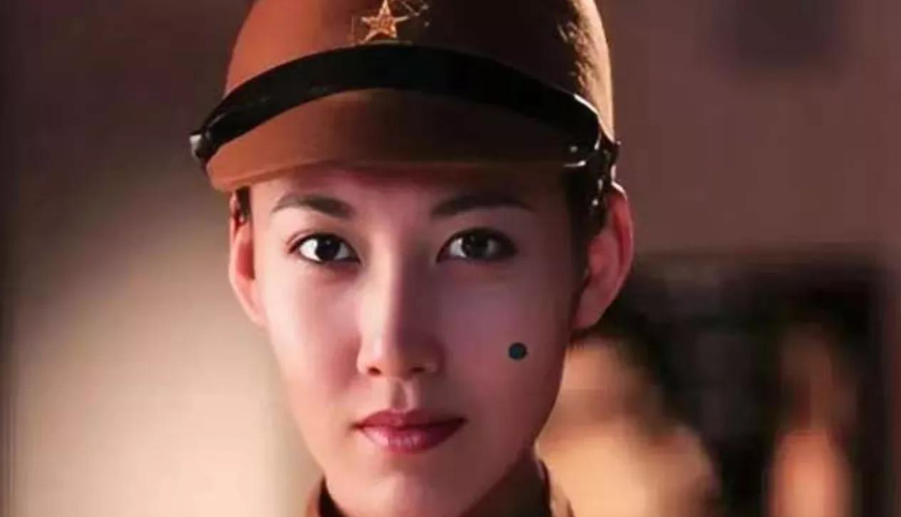那声巨响把周围卫兵的耳朵都震得嗡嗡响。东条冥郎被气浪掀翻在地上，满脸血污，可嘴里