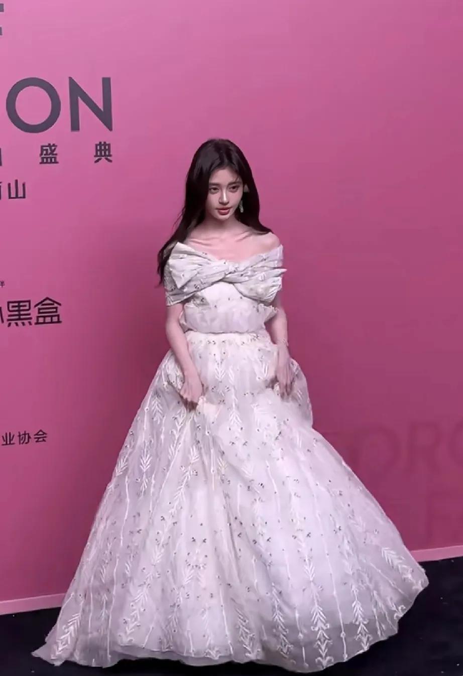 鞠婧祎作为明星真的非常合格，把自身美貌发挥到了极致。#鞠婧祎#