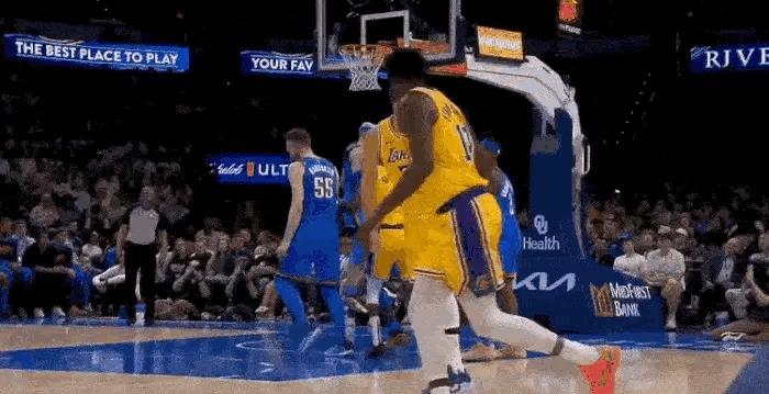 东契奇中计了
湖人120-136不敌雷霆，赛后雷霆球迷杰里米-普莱斯向ESPN透