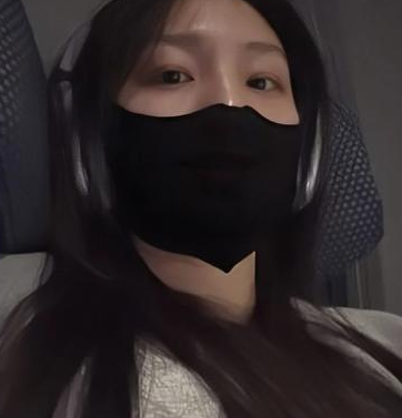 中国女篮球员张茹晒出春日美照，谈配文写到：“还没结束的三月和我。”
张茹漂亮是真