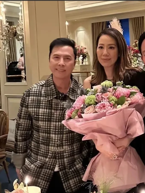 甄子丹豪宅设宴，为娇妻汪诗诗庆生尽显恩爱
