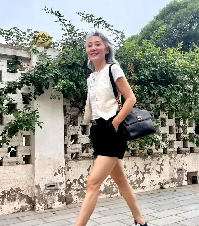 谁懂啊！刷到这位北京奶奶直接被惊艳
白发不刻意染黑，自然又有故事感！
穿搭简约又