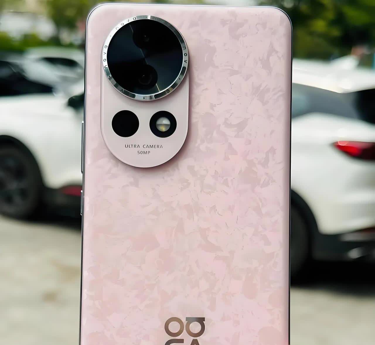 儿媳妇给我新买了一部华为手机，粉色的Nova12Pro，我非常喜欢。今天出门，我