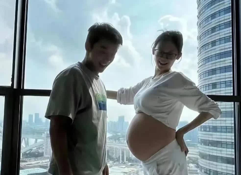 知道为啥郑恺苗苗不敢承认有三胎了，

一胎，20年10月出生
二胎，22年