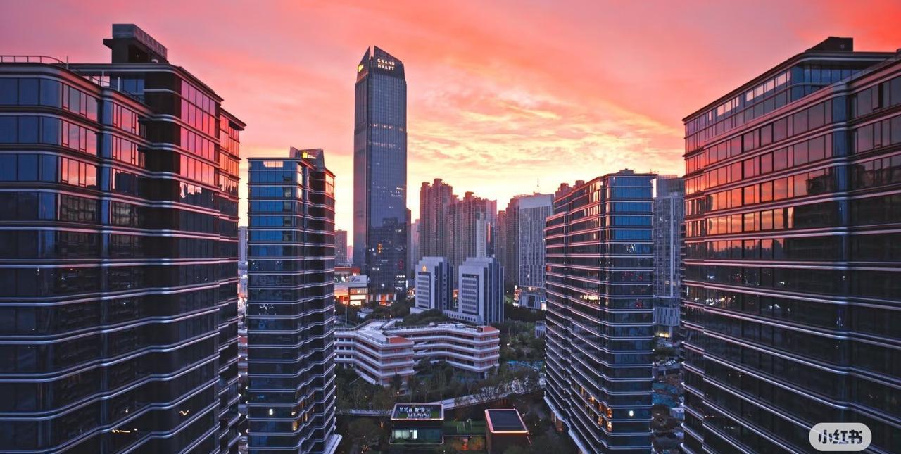 自从政务区伟星T10建成后，合肥政务区周边的拍照地点终于不再孤单，之前拍万象城难