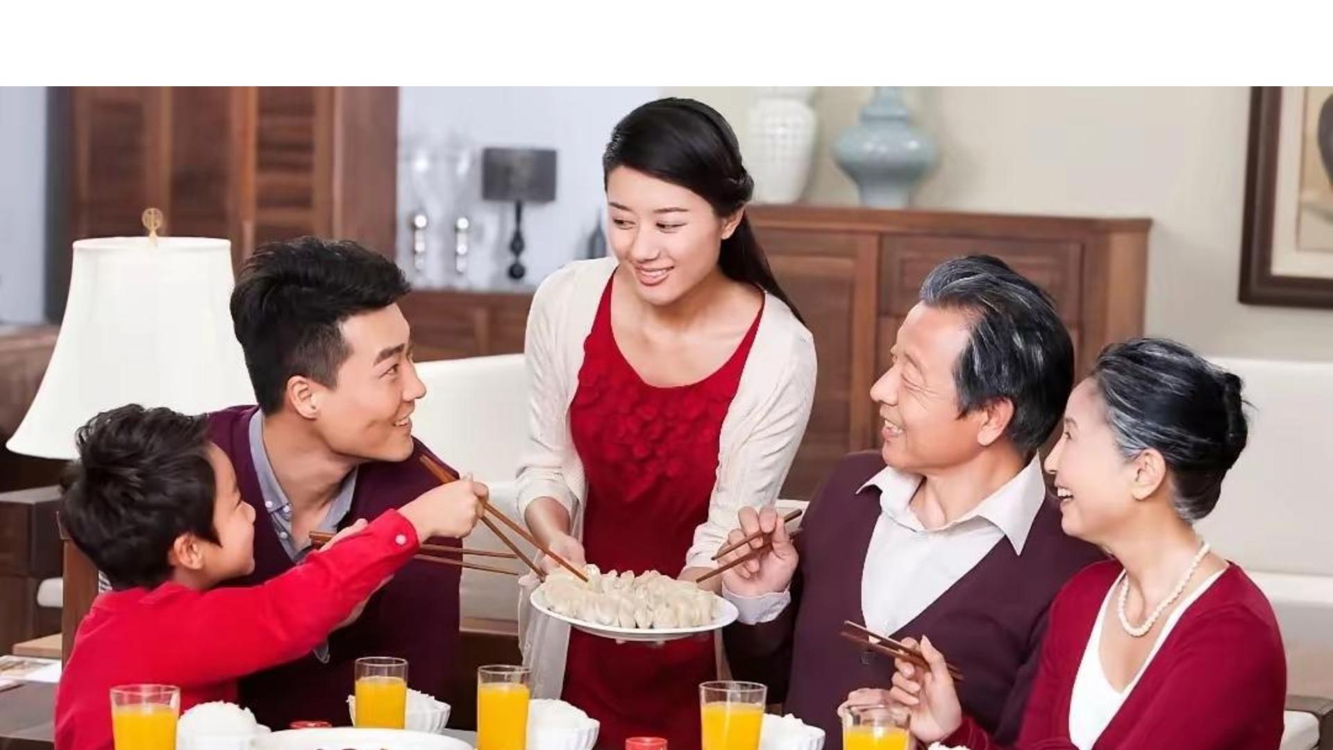 丈母娘问我妈退休金多少，我刚想说8000，老婆踢我一脚，说：婆婆退休金只有1000，我们每月还得接济