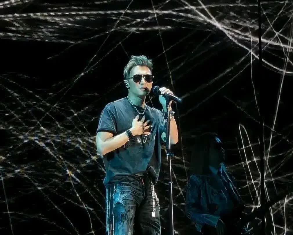 我有种预感
谢霆锋不会再开演唱会了
不是实力不够，也不是没人支持，而是他的精