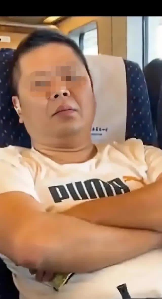 出门在外，大家都应该遵守基本的公共秩序和礼貌吧。

但是总有那么些人，好像完
