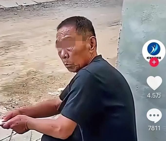 [中国赞]9月20日，安徽合肥，一名女子有事出门，看见孩子爷爷蹲在门口。老人看见