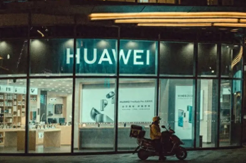 说起华为手机，很多人第一反应就是“流畅不卡顿”。
今天不讲虚的，直接扒一扒背后的
