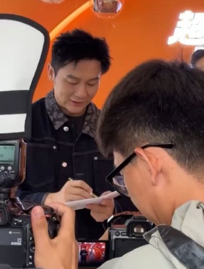 看别人拍的照片，李晨最近状态挺好，好像瘦了点，和大家互动也挺随和，像熟人聊天似的