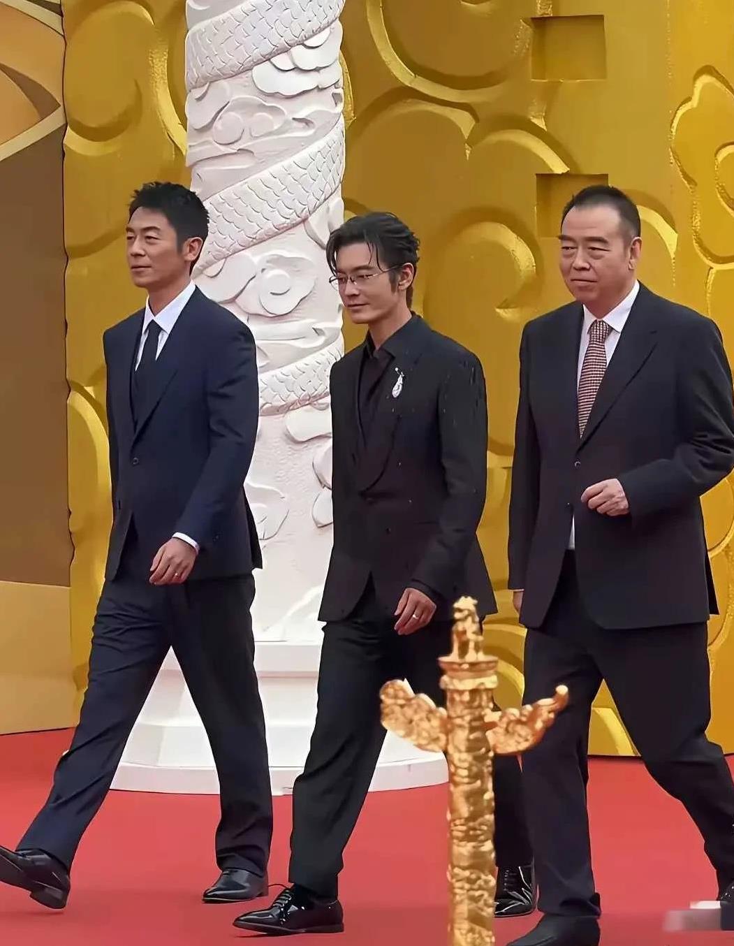 陈凯歌72岁，黄晓明48岁，朱亚文41岁，三个老人站在一起真是养眼啊！
陈凯歌是