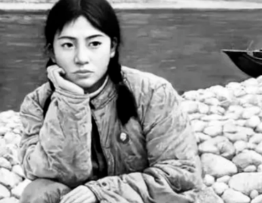 1978年，女知青李亚茹解开了自己的衣扣，对着自己的男友说：“就用今晚把这段日子