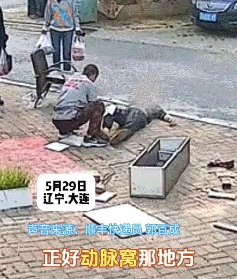 辽宁大连，一男子在路边拿着电锯锯东西，不料期间电锯一不小心脱了手，直接锯到了男子