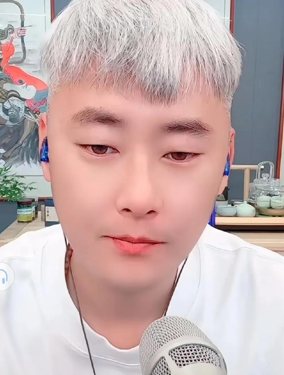 张浩手术成功回家修养，恐坐轮椅参加T佑婚礼！
          张浩脚部骨折做