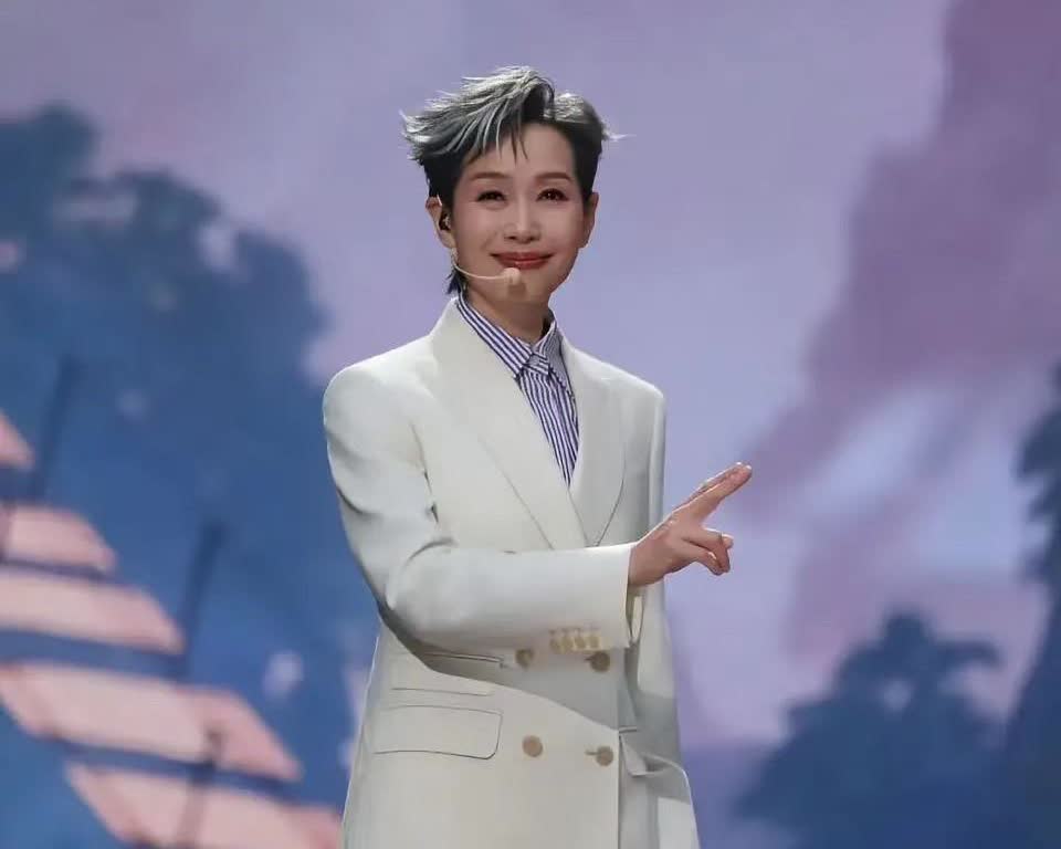 叶童终止新白娘子传奇演唱会，
原因很简单！不是因为钱赚够了，也不是因为不想消费