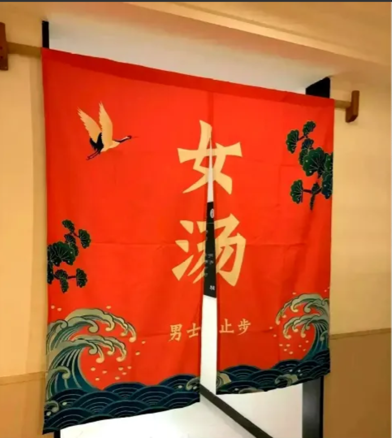 河南周口，一名女子在大澡堂洗完澡，光着身子走到更衣室穿衣服，却听见了一个男子的声